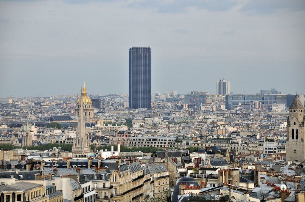 Pohled na Tour Montparnasse z Vítězného oblouku 